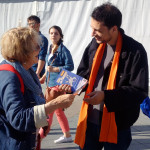 Militant distribuant un tract pour la fête de l'Europe
